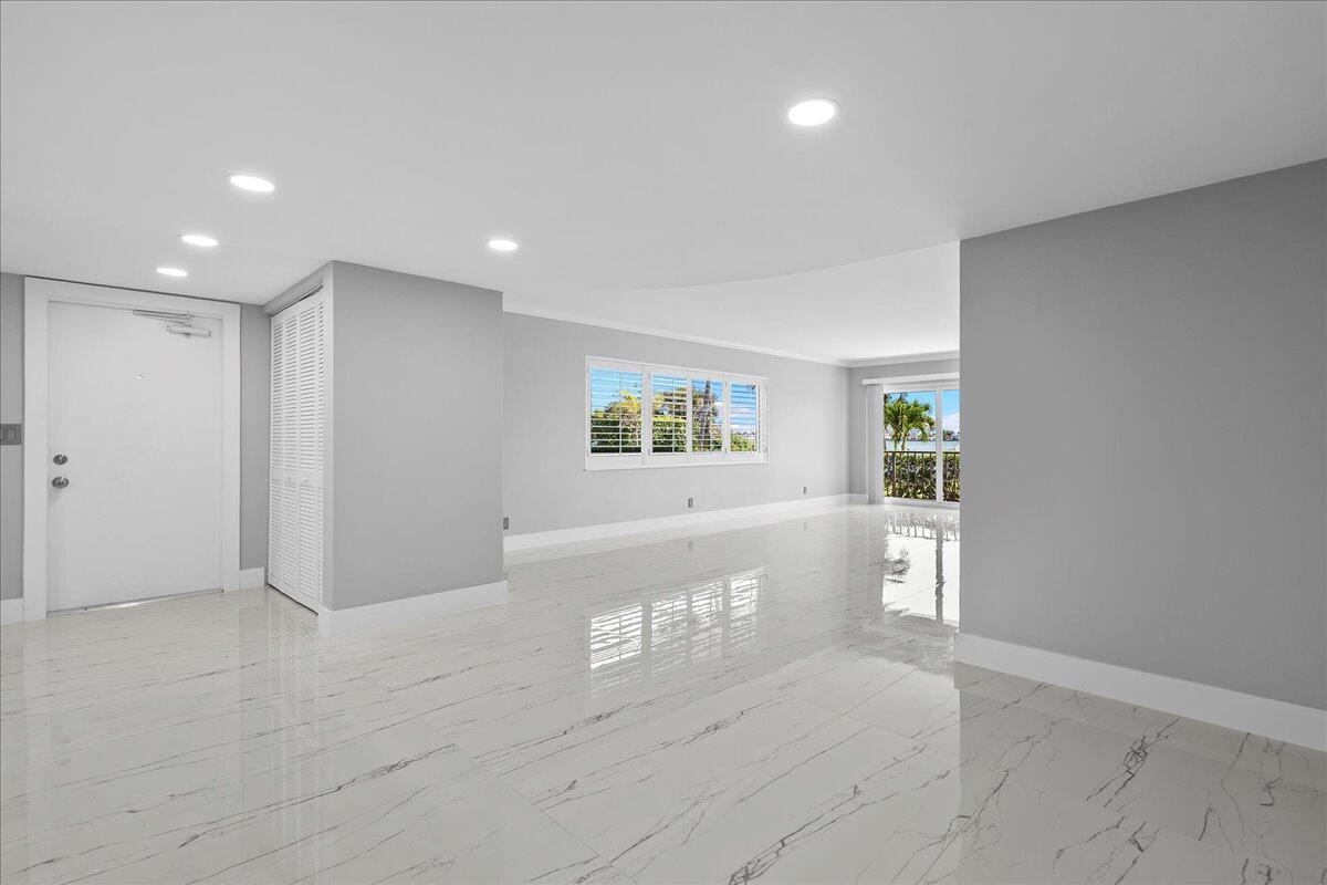 3040 Lake Shore Drive 101