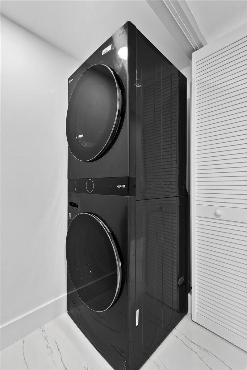 3040 Lake Shore Drive 101