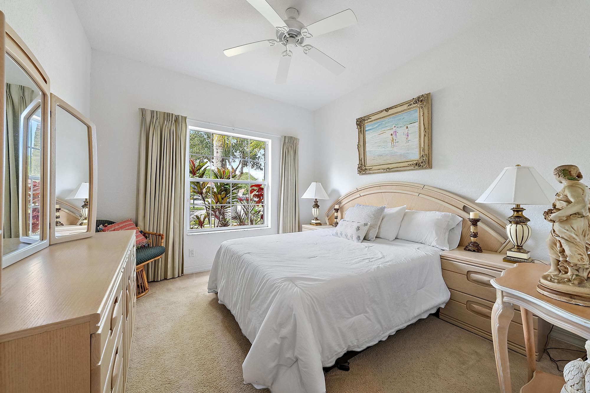 6784 SE Twin Oaks Circle