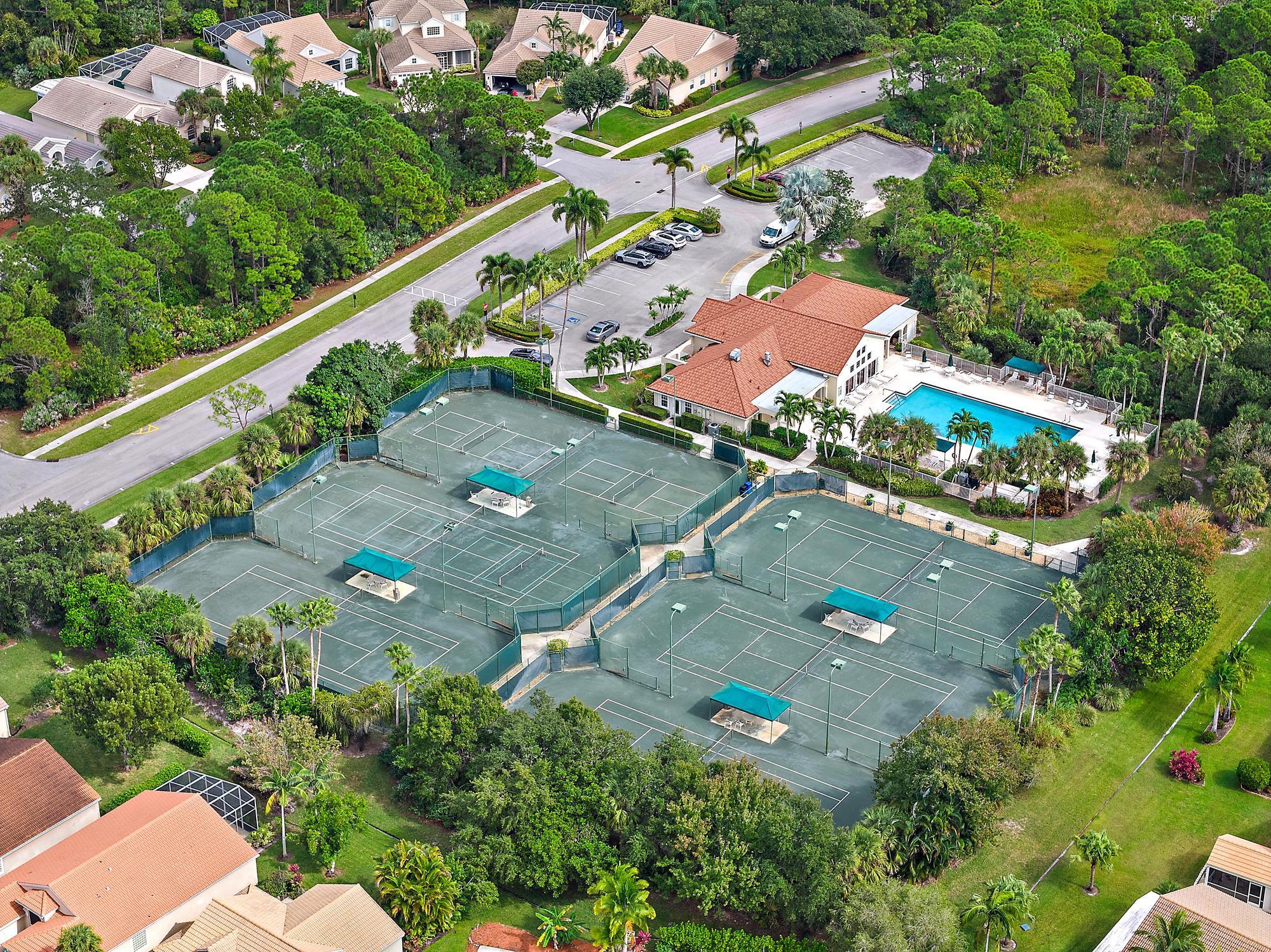 6784 SE Twin Oaks Circle