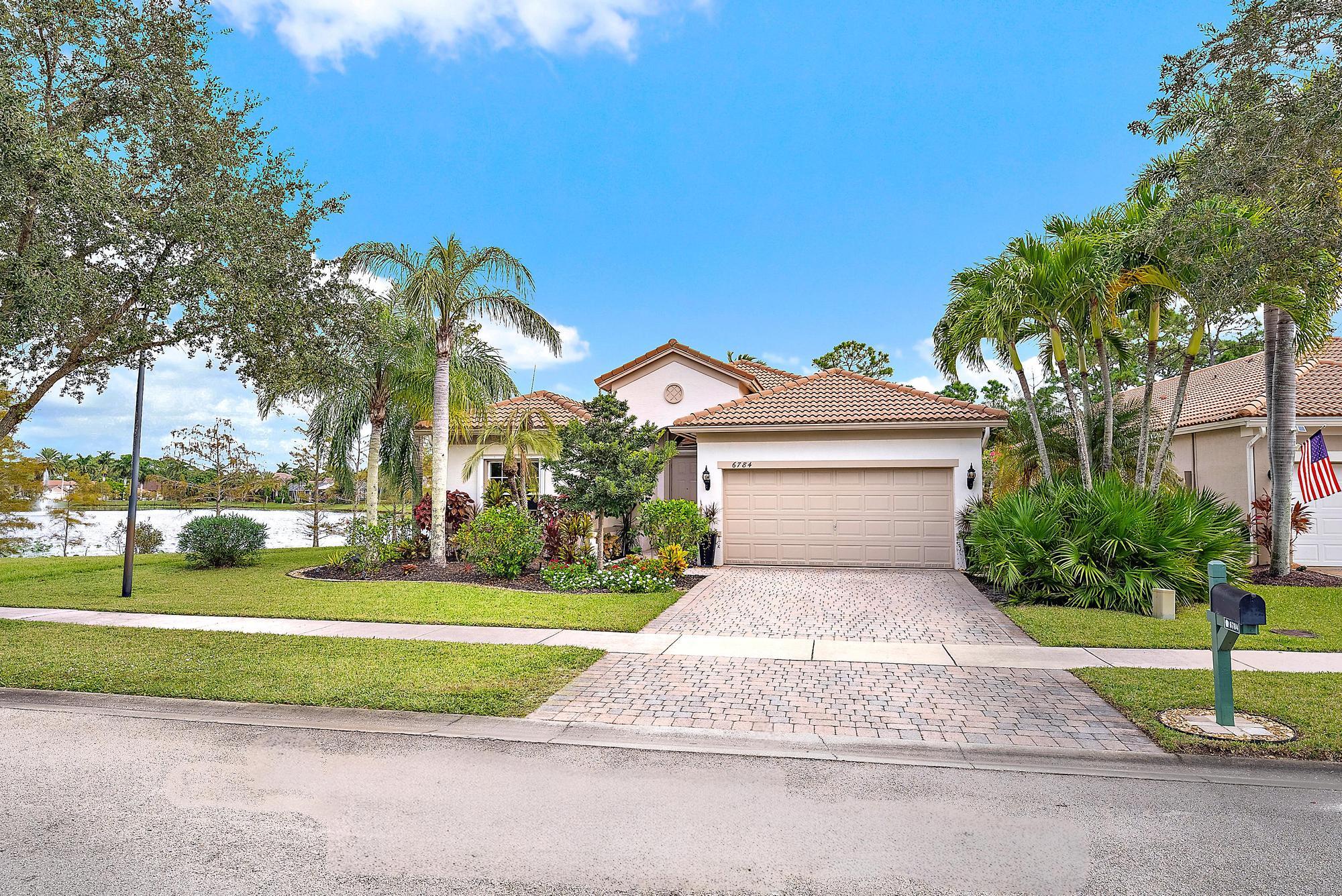 6784 SE Twin Oaks Circle