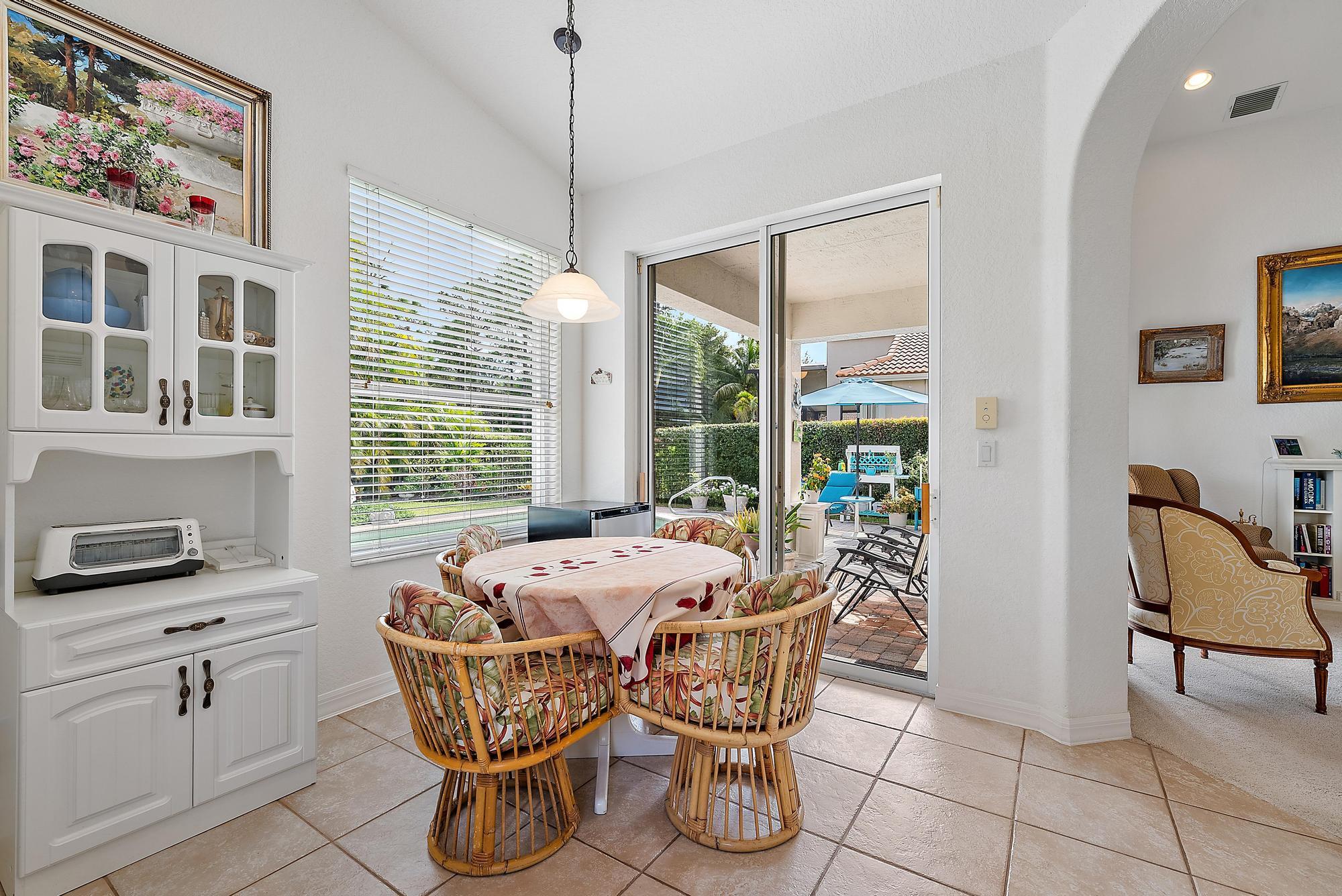 6784 SE Twin Oaks Circle