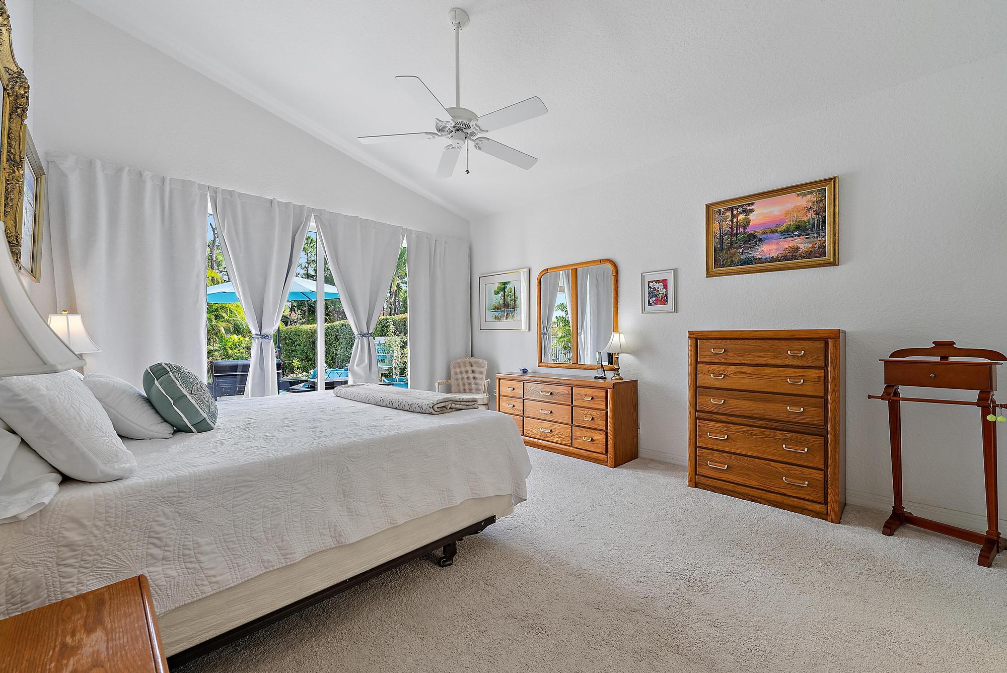 6784 SE Twin Oaks Circle