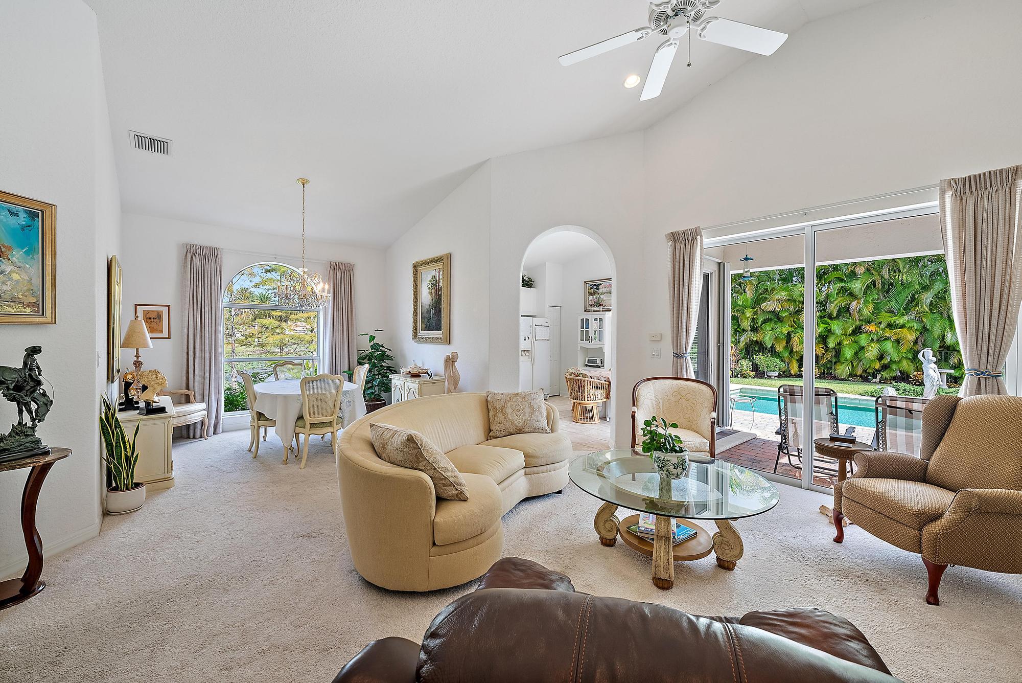 6784 SE Twin Oaks Circle