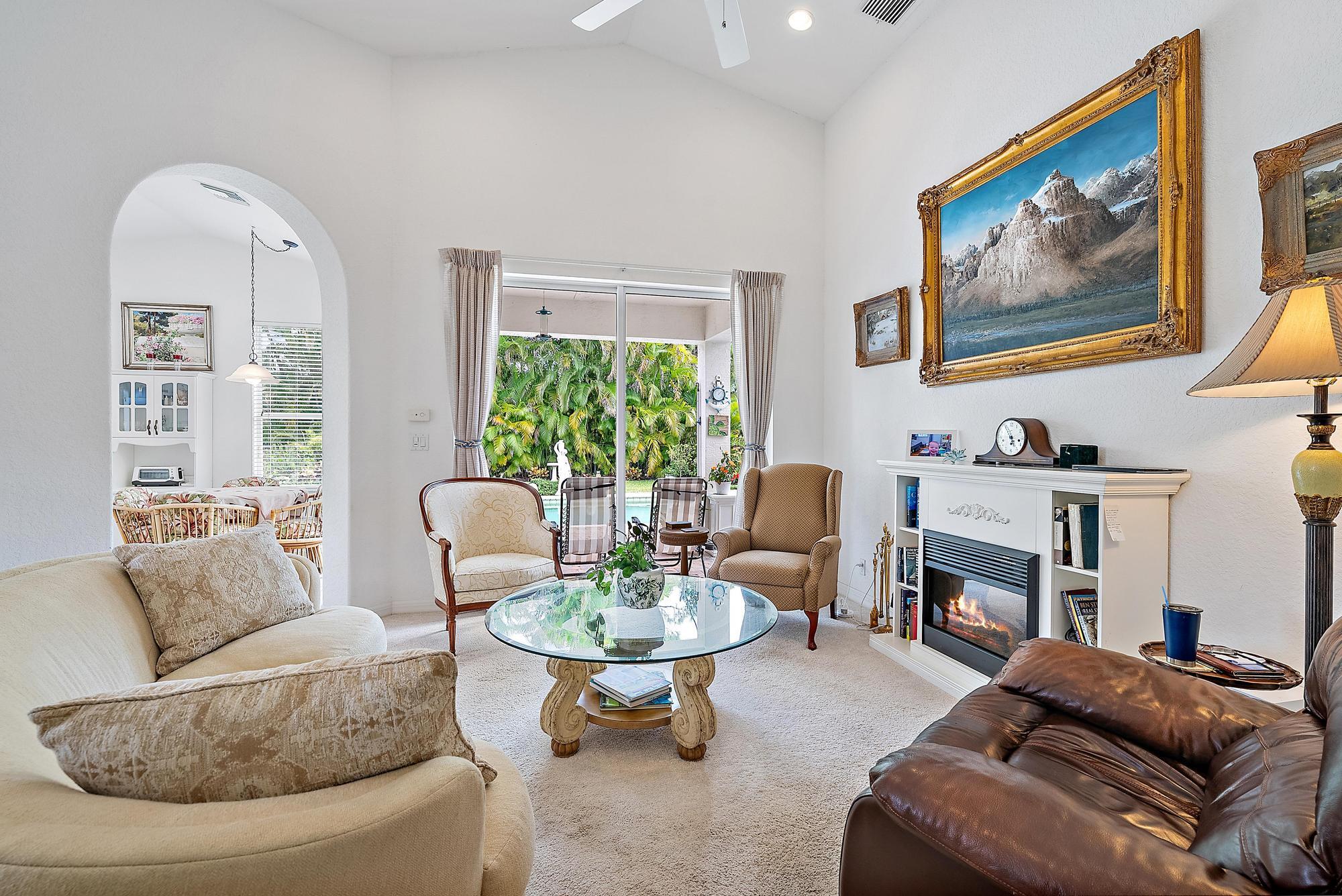 6784 SE Twin Oaks Circle