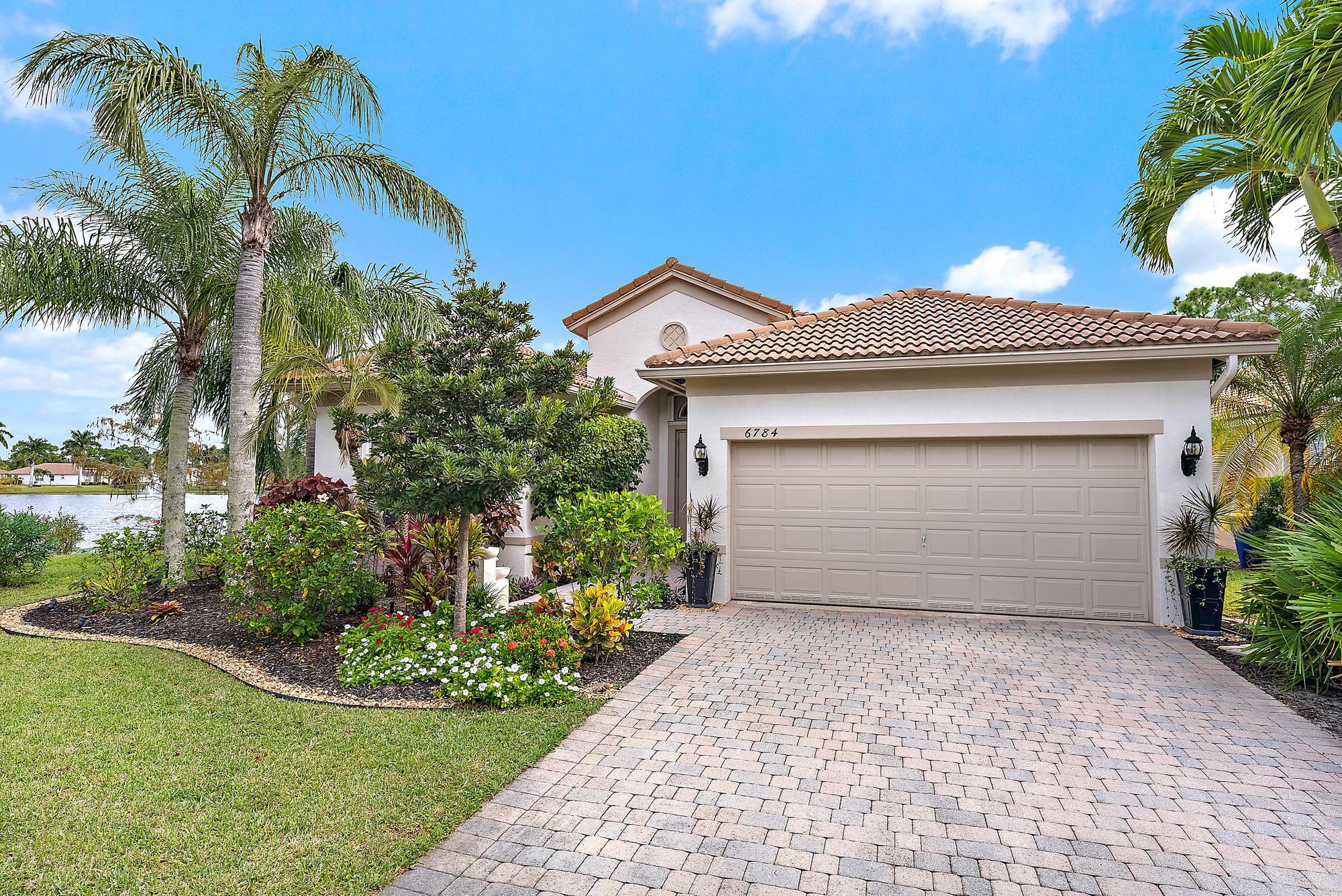 6784 SE Twin Oaks Circle