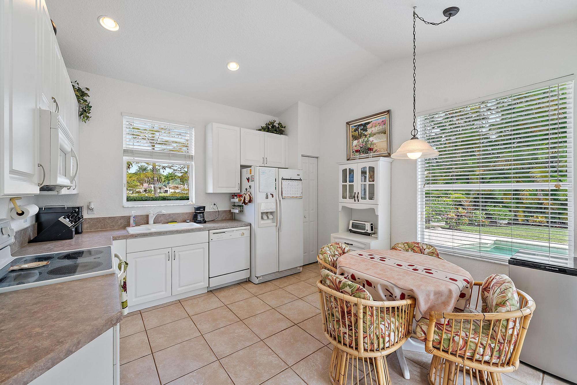 6784 SE Twin Oaks Circle