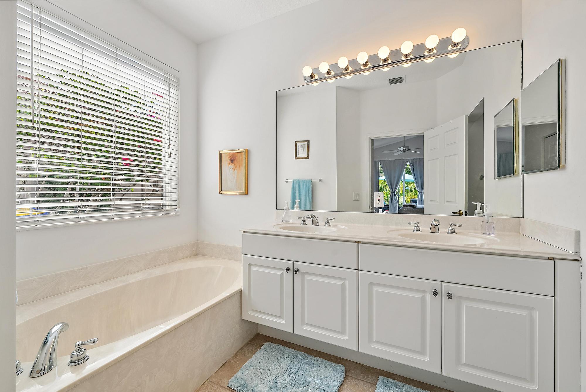 6784 SE Twin Oaks Circle