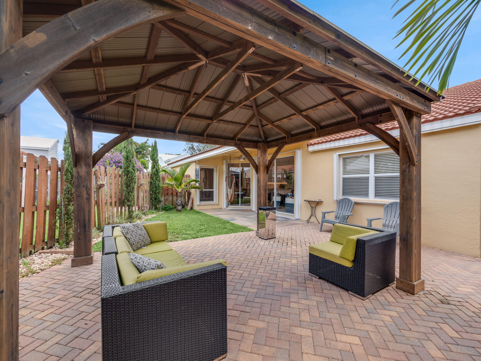 1095 Roble Way