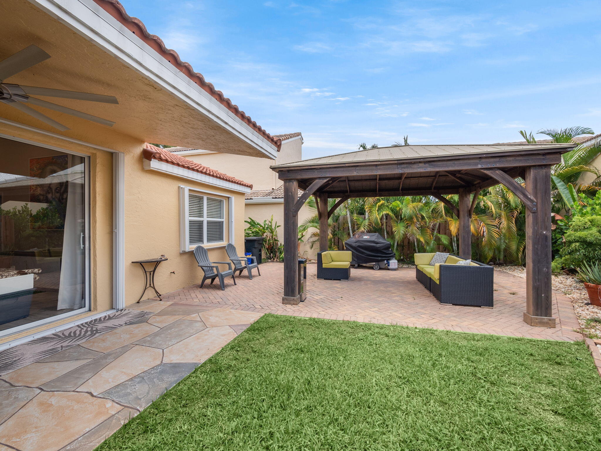 1095 Roble Way