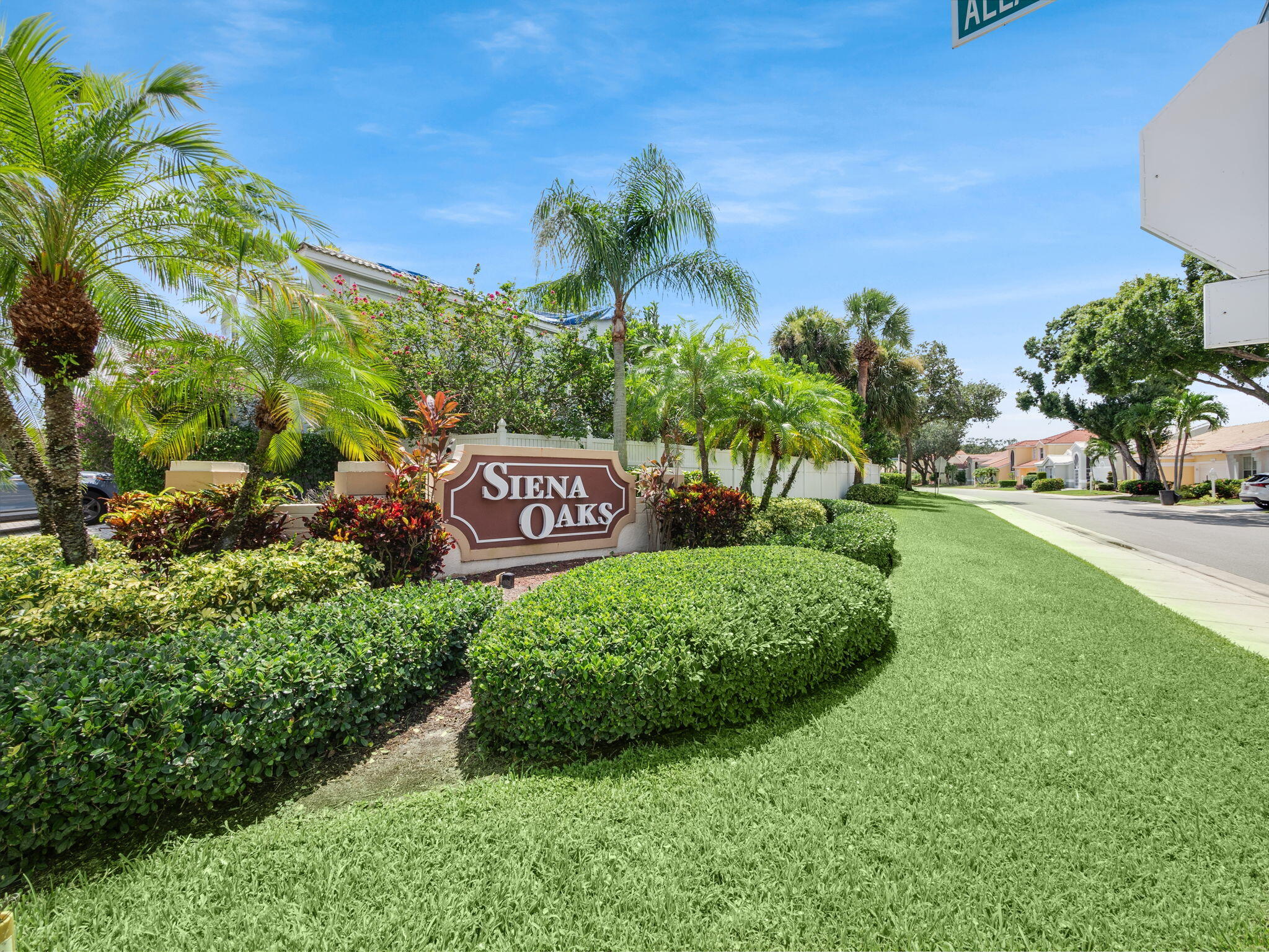 1095 Roble Way