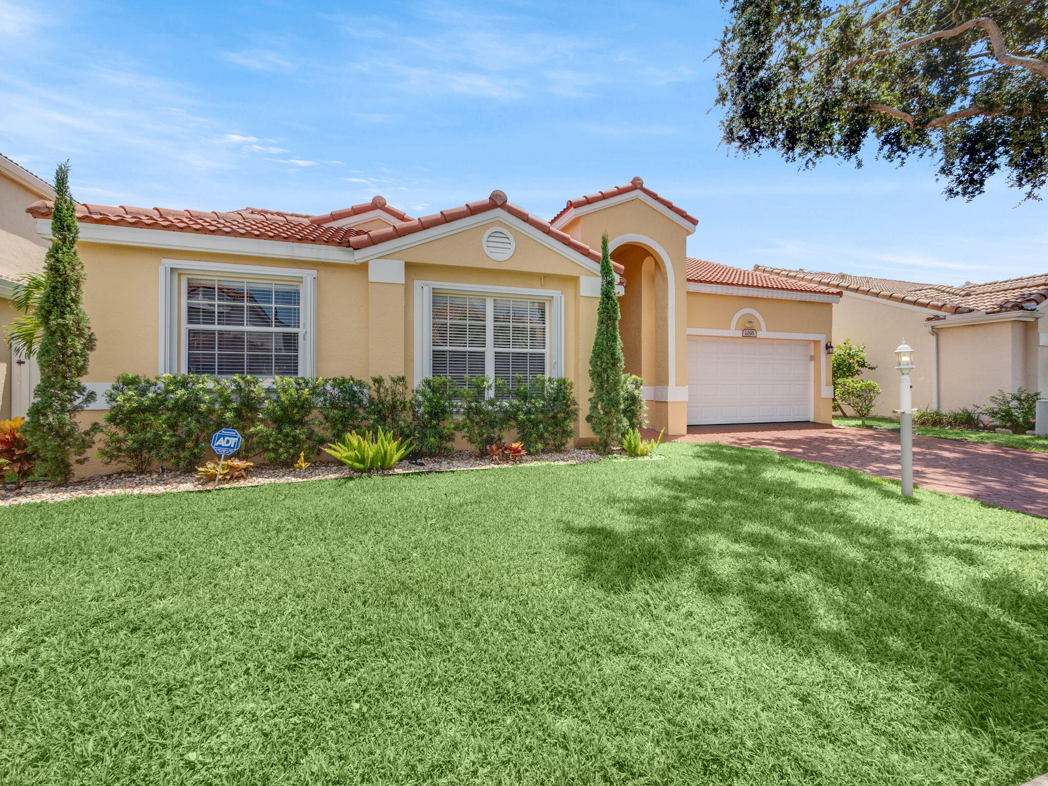 1095 Roble Way
