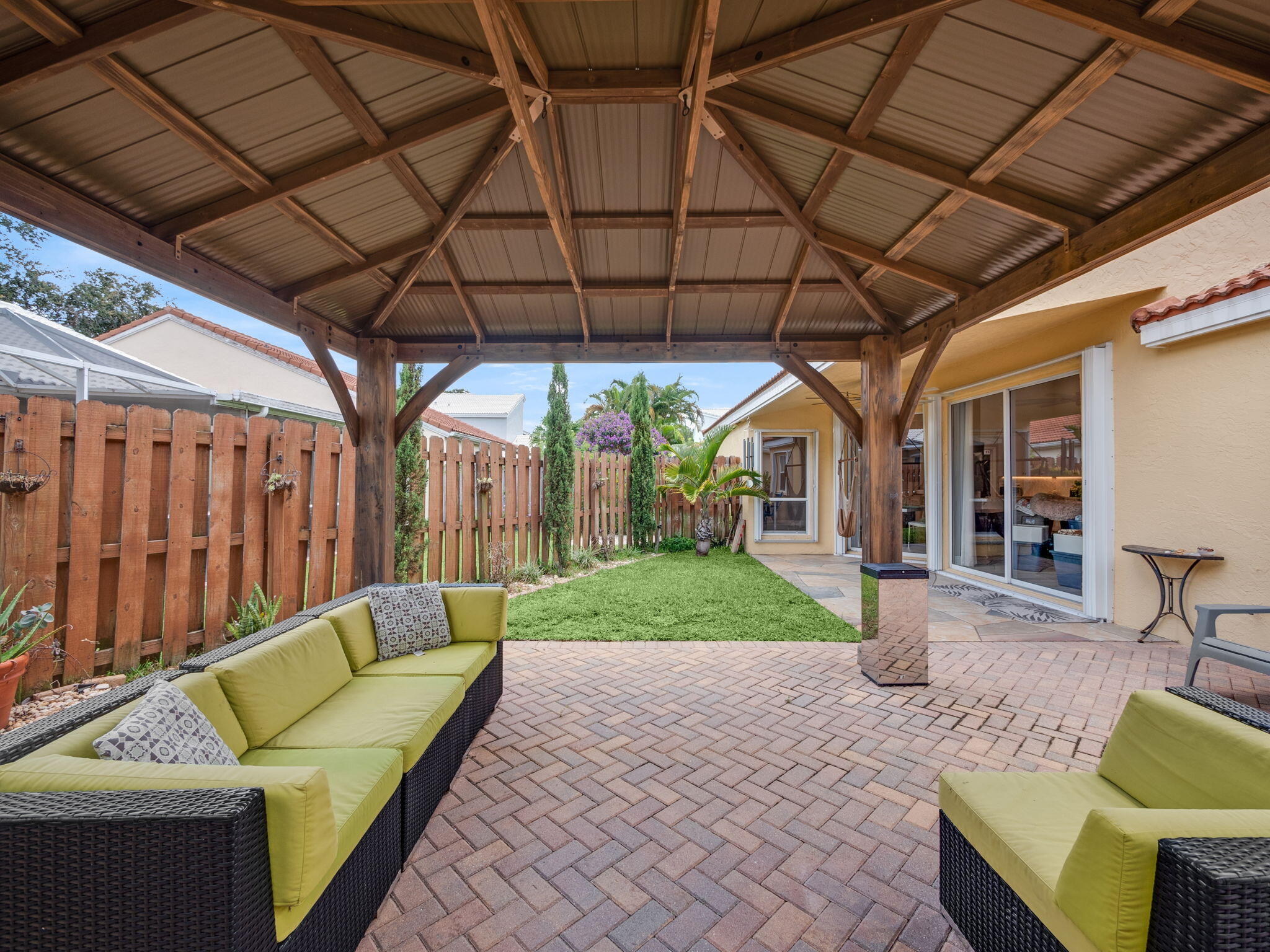 1095 Roble Way