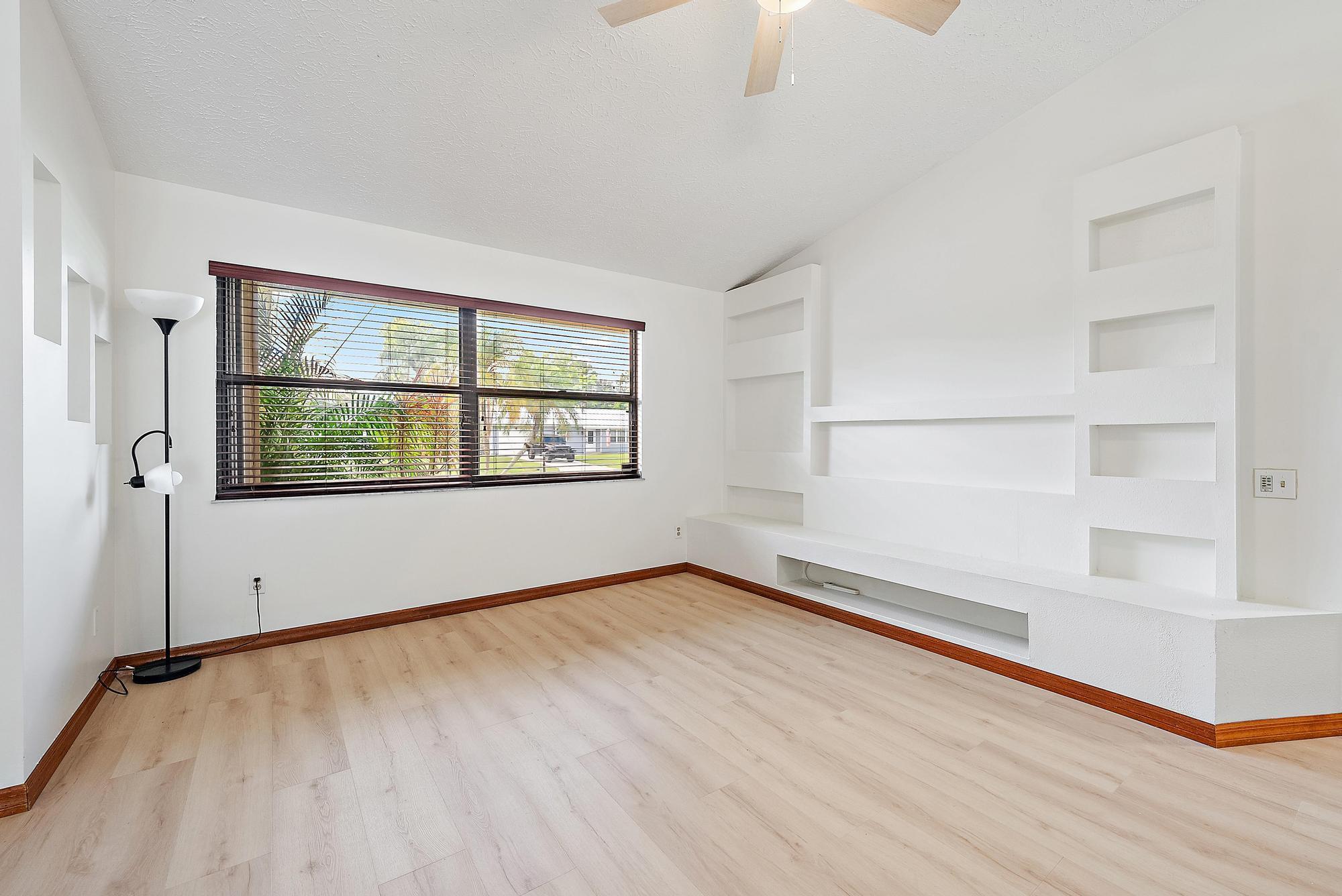 489 SE Evergreene Terrace