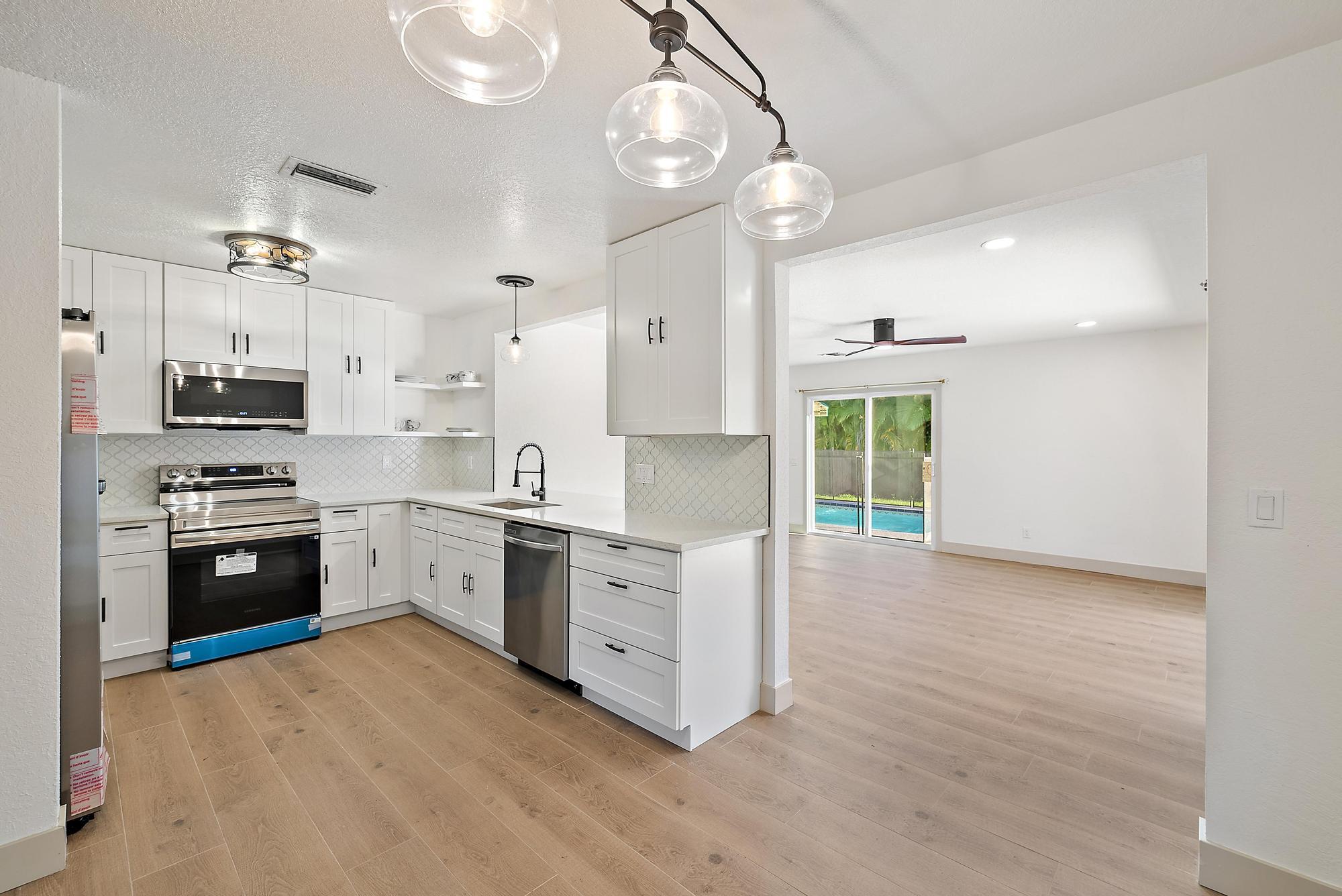 549 NW Salina Terrace