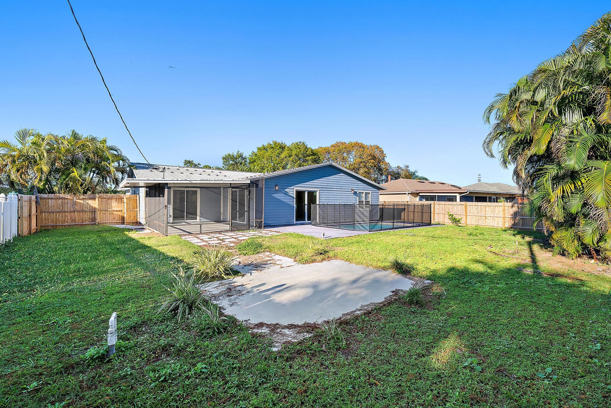 549 NW Salina Terrace