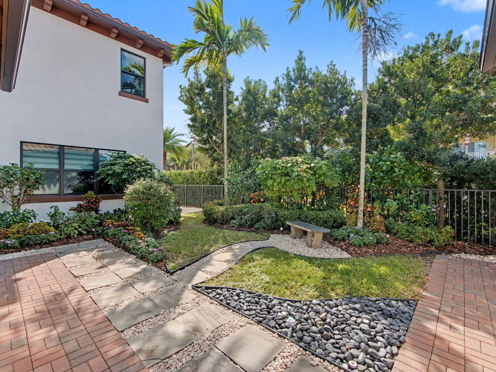 8125 Hobbes Way