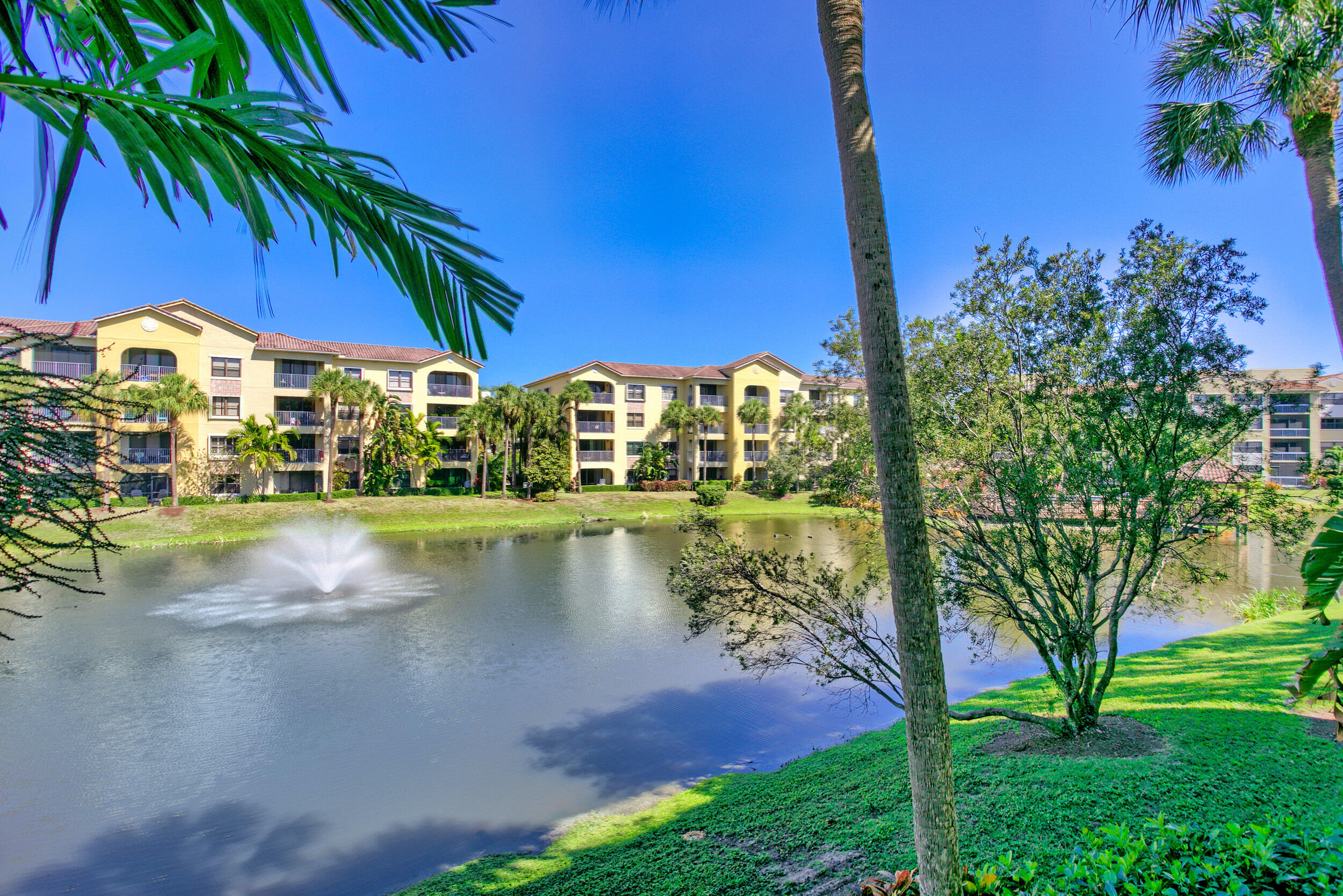 400 Uno Lago Drive 204