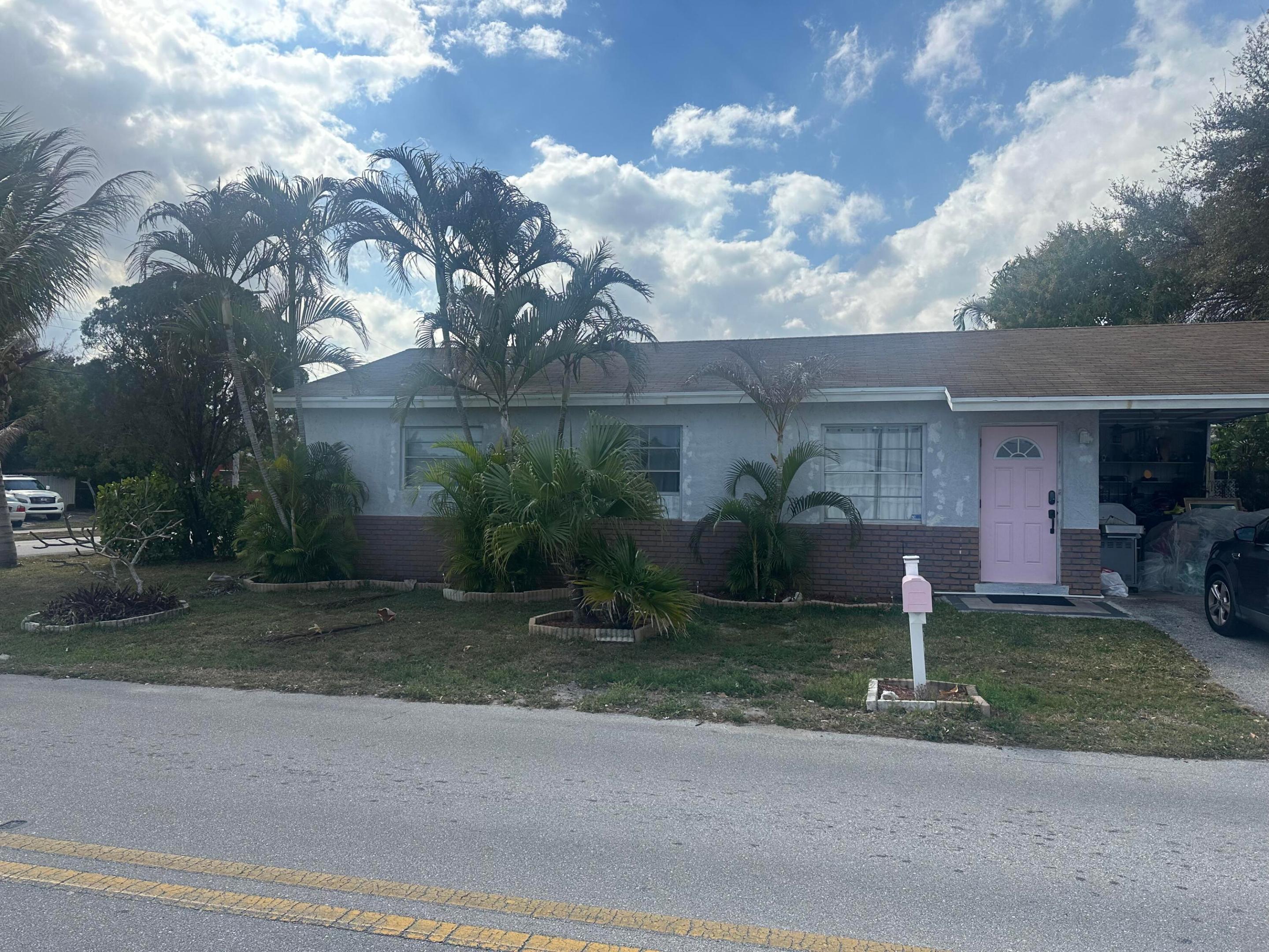 106 S Caloosahatchee Avenue