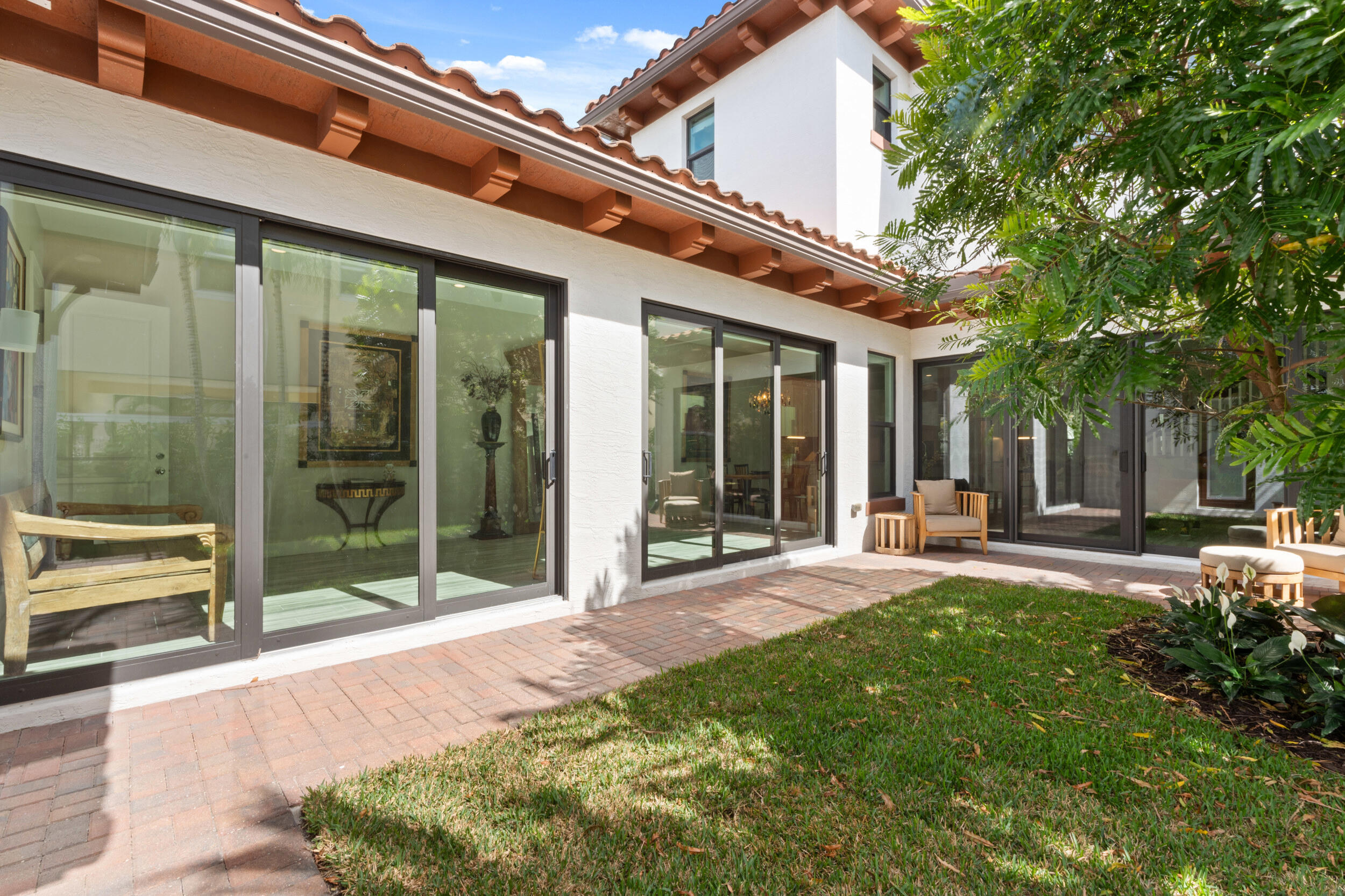 2093 Dickens Terrace