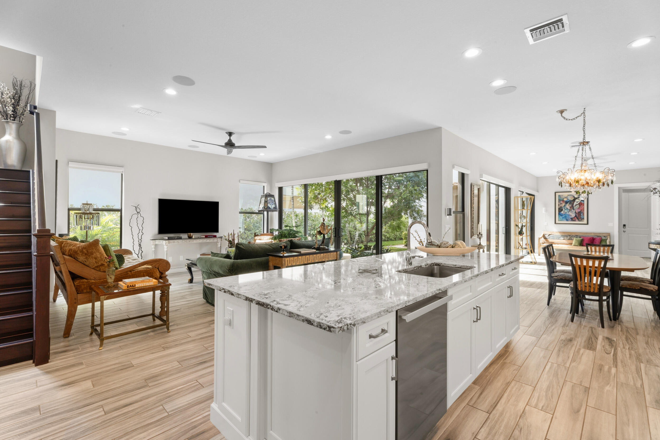 2093 Dickens Terrace