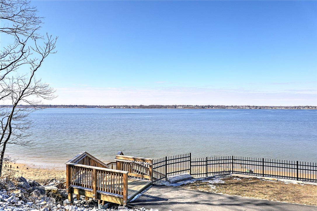 832 Bullocks Point Avenue 832
