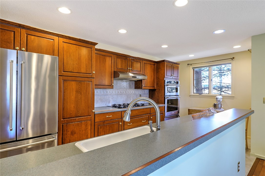 832 Bullocks Point Avenue 832