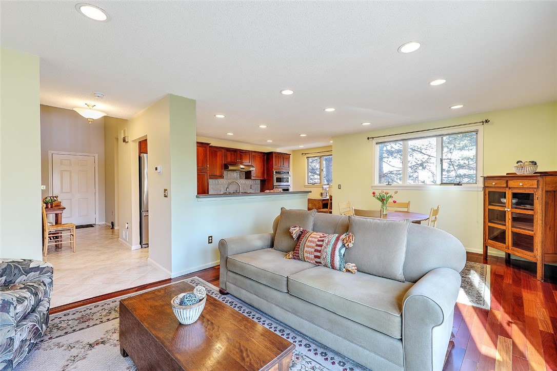832 Bullocks Point Avenue 832