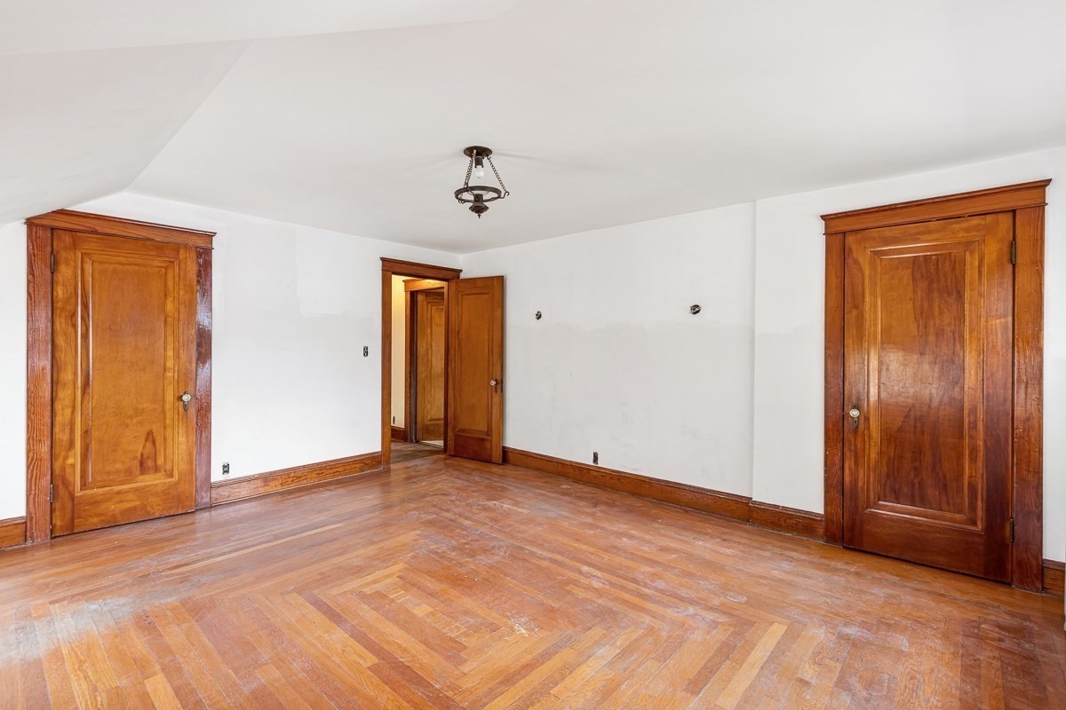 1292 Riverside Ave