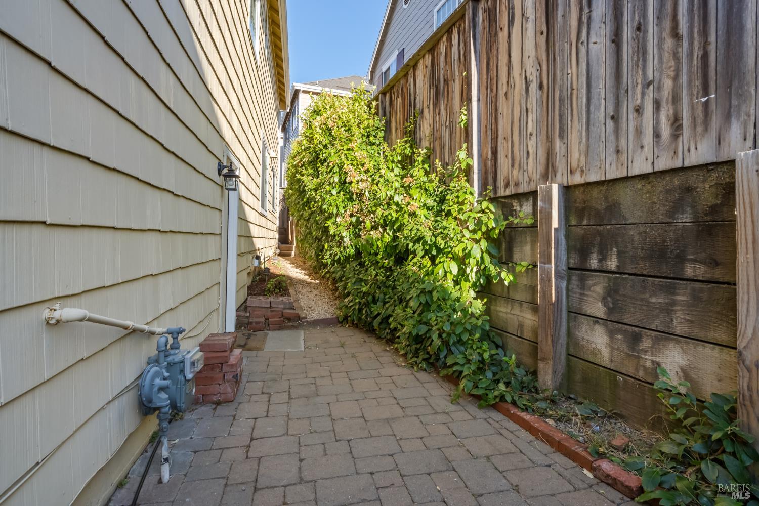 1073 Warren Drive