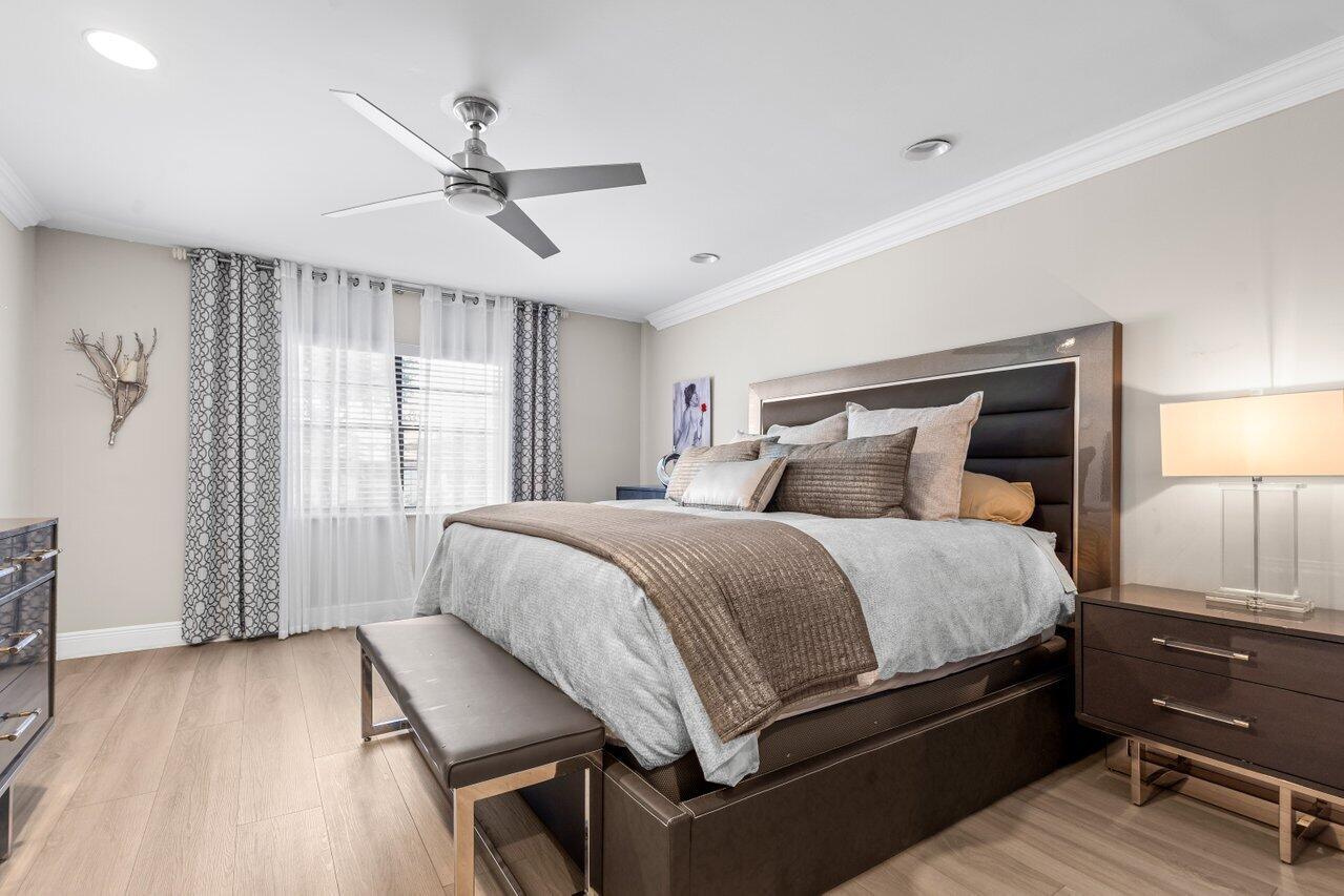 9261 Vista Del Lago H