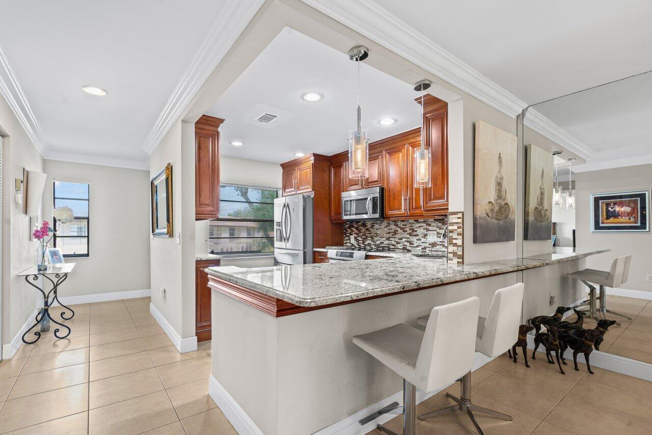9261 Vista Del Lago H