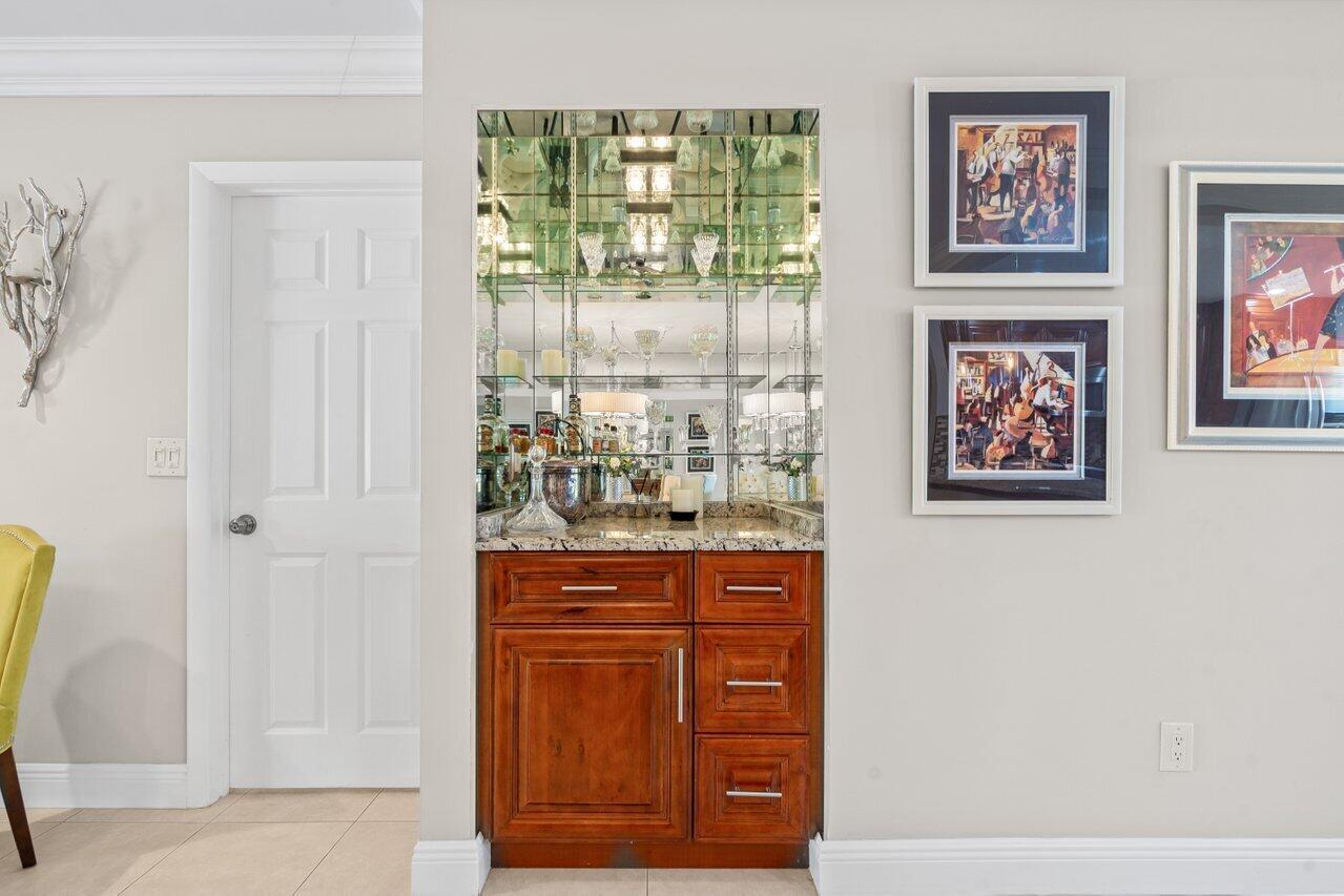 9261 Vista Del Lago H