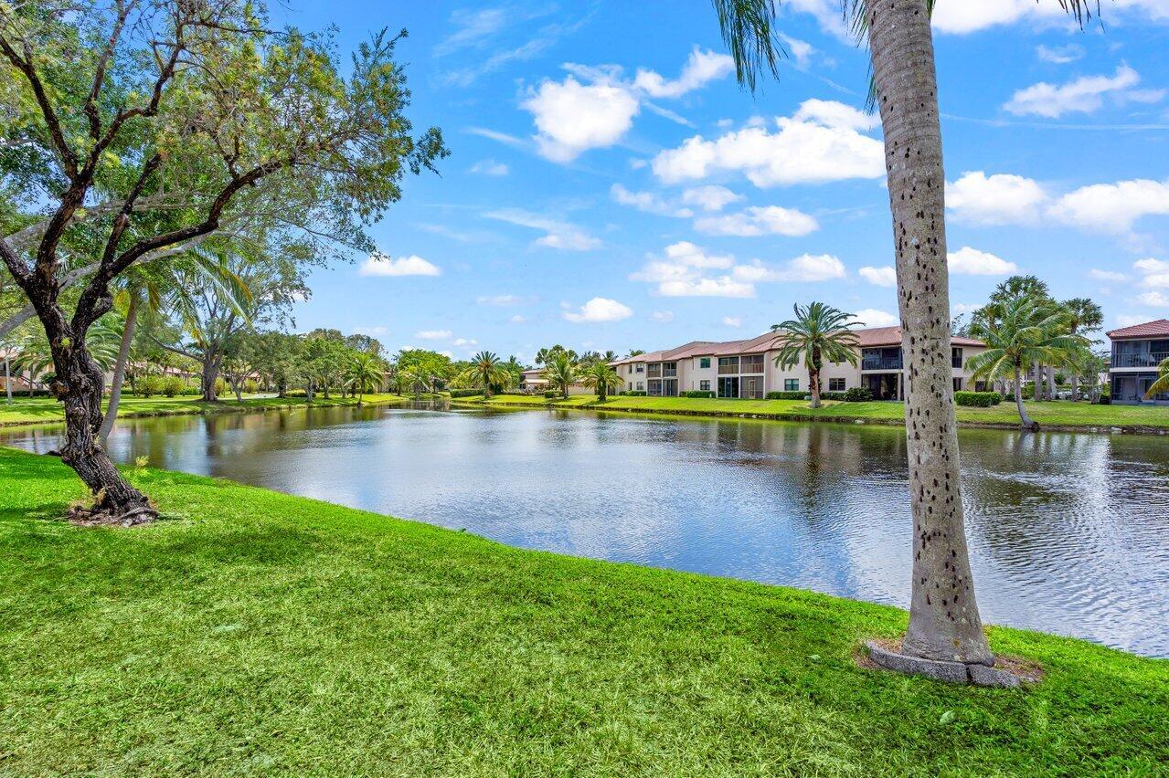 9261 Vista Del Lago H