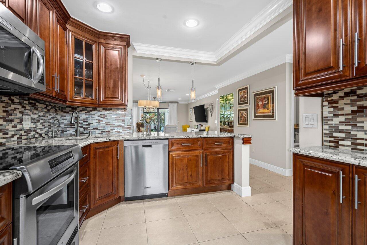 9261 Vista Del Lago H