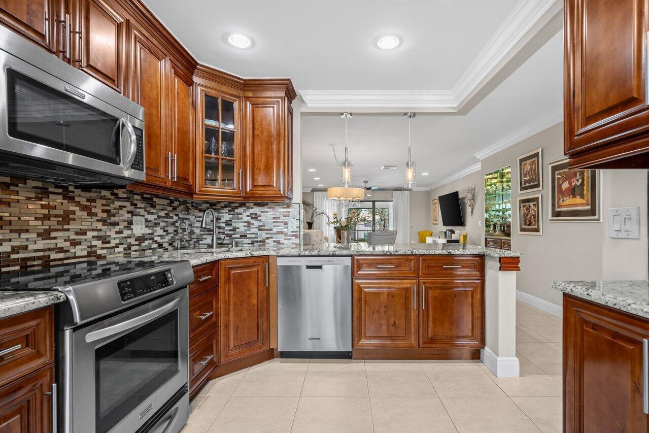 9261 Vista Del Lago H