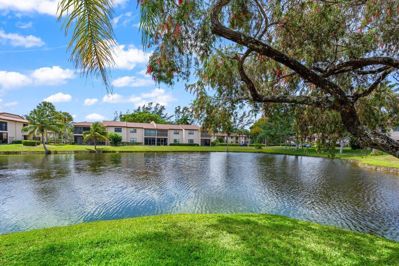 9261 Vista Del Lago H