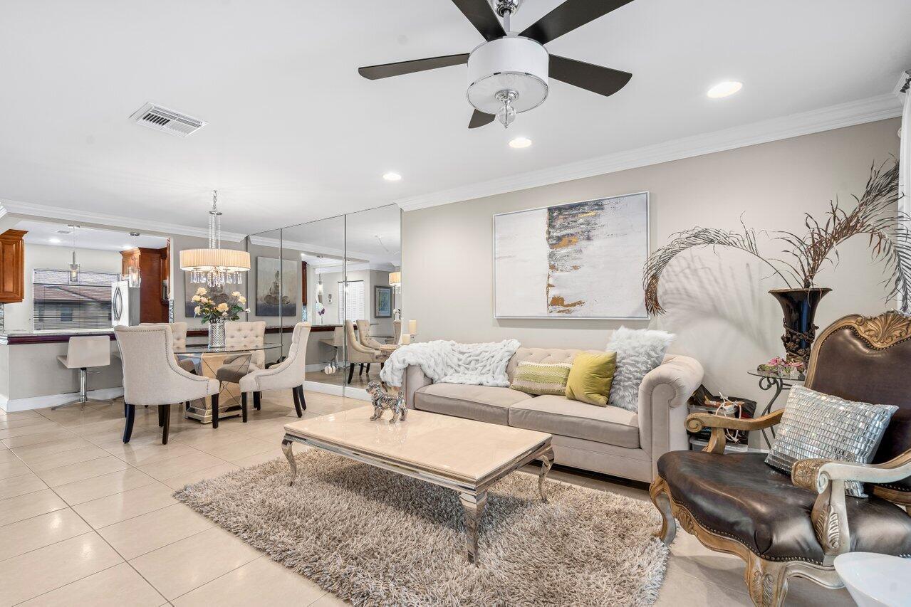 9261 Vista Del Lago H