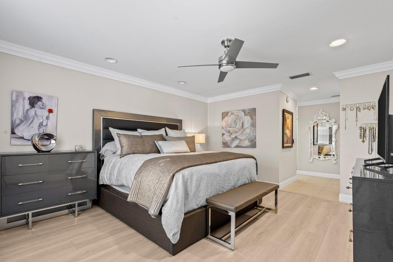 9261 Vista Del Lago H