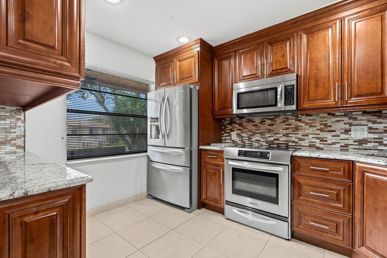 9261 Vista Del Lago H