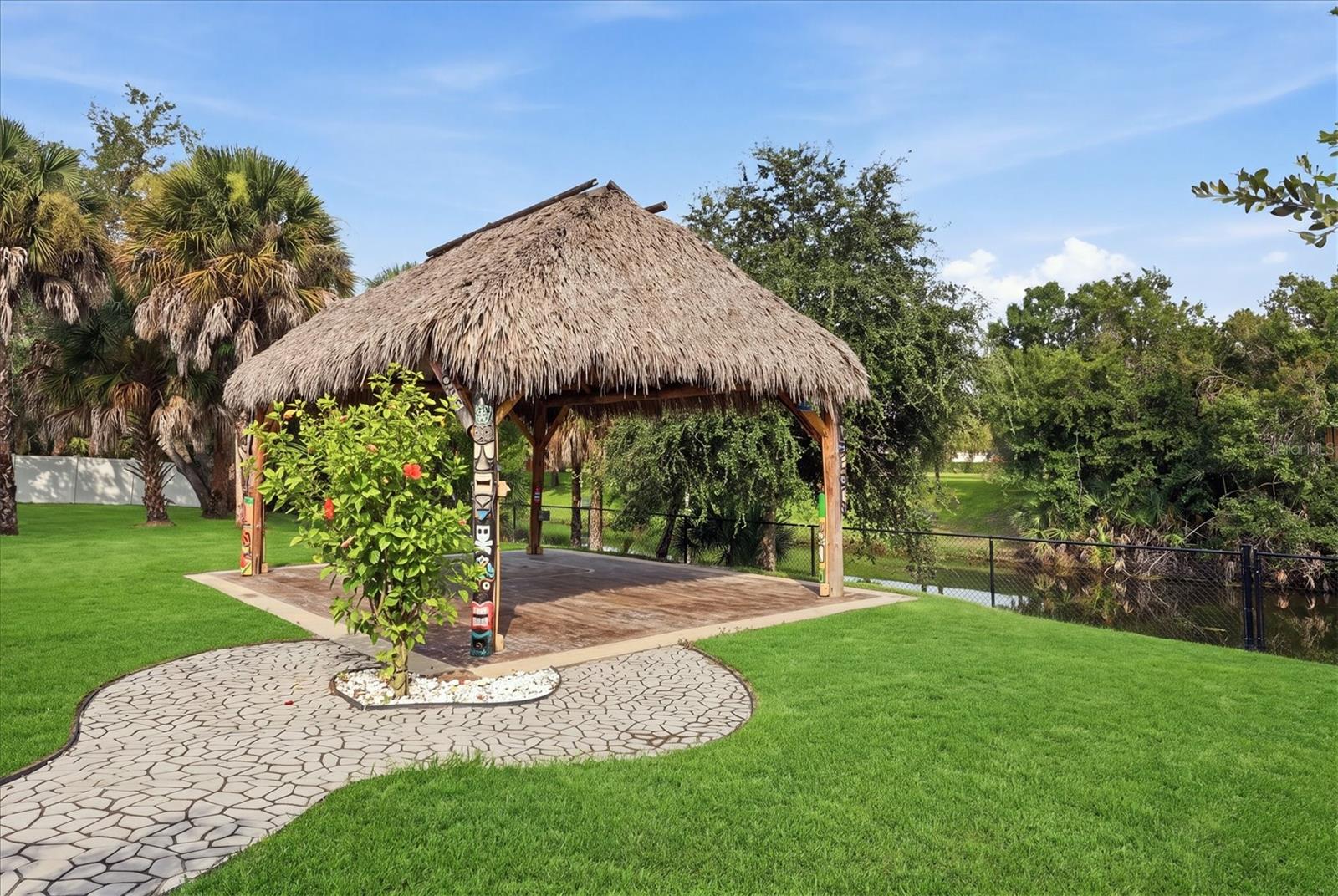 281 PEMBROKE DR