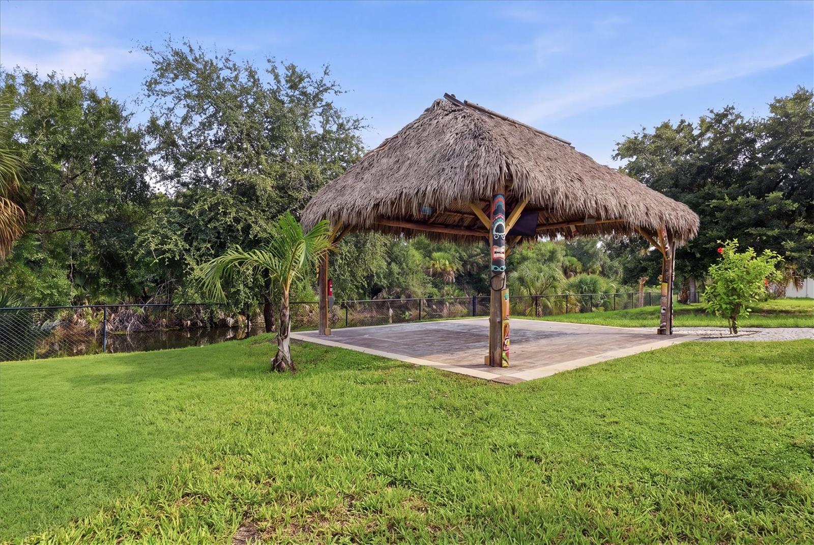 281 PEMBROKE DR