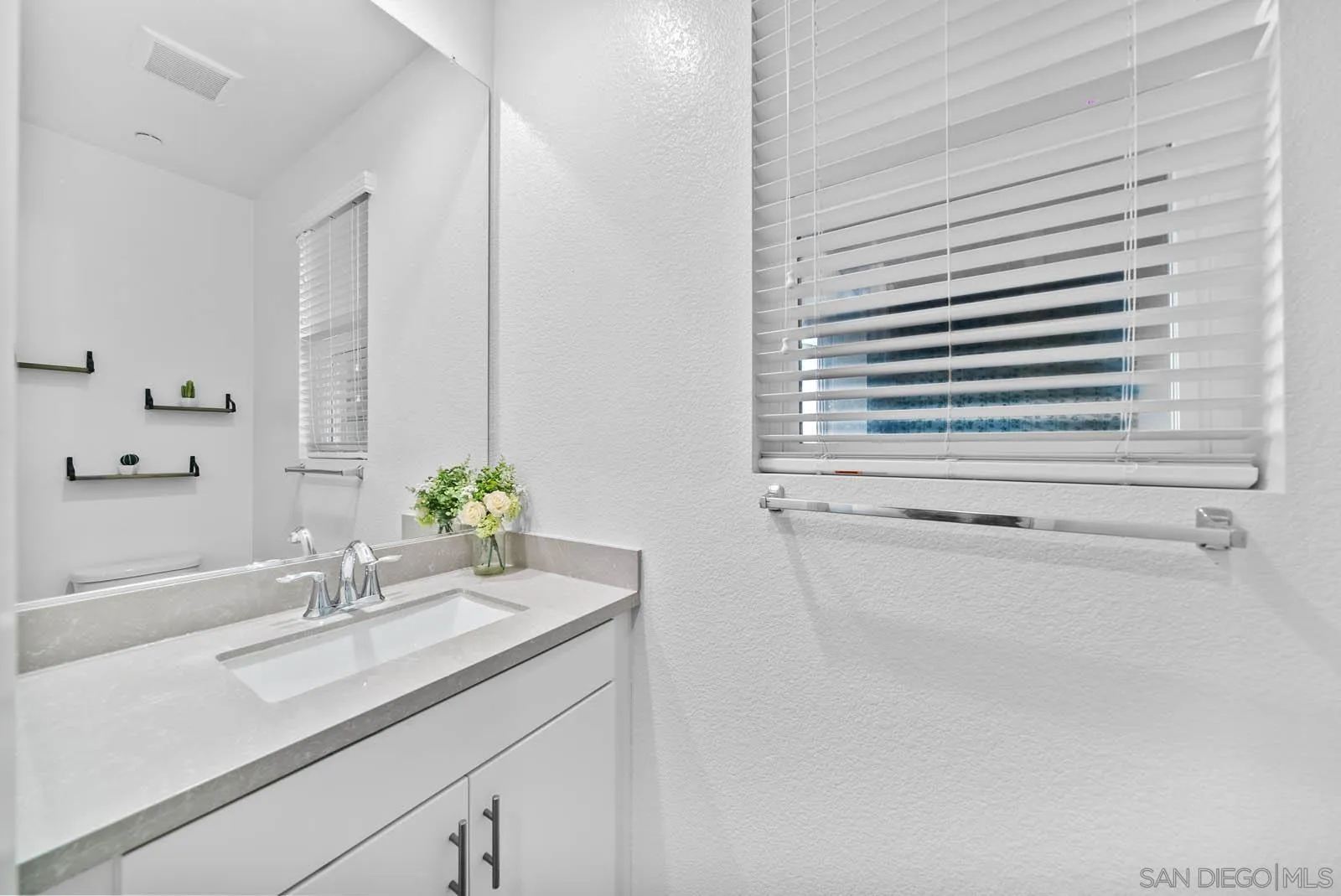 5476 San Alejandro