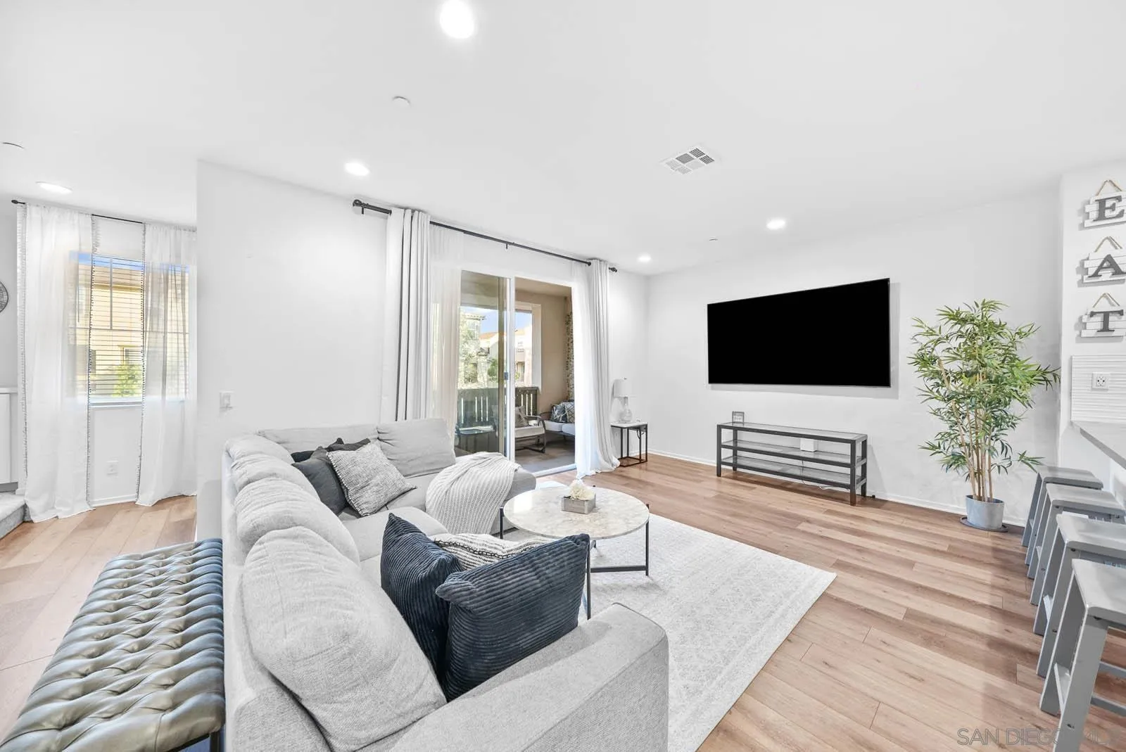 5476 San Alejandro