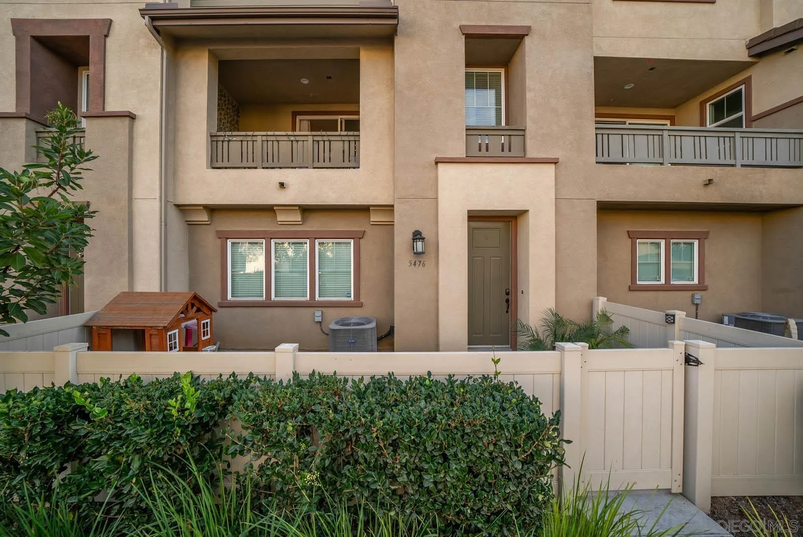 5476 San Alejandro