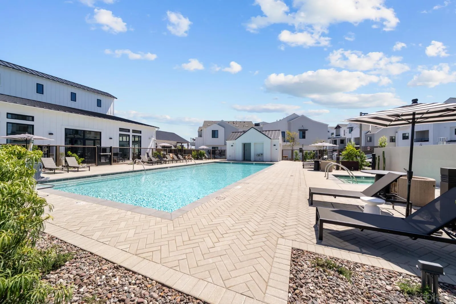 5192 Bay Crest