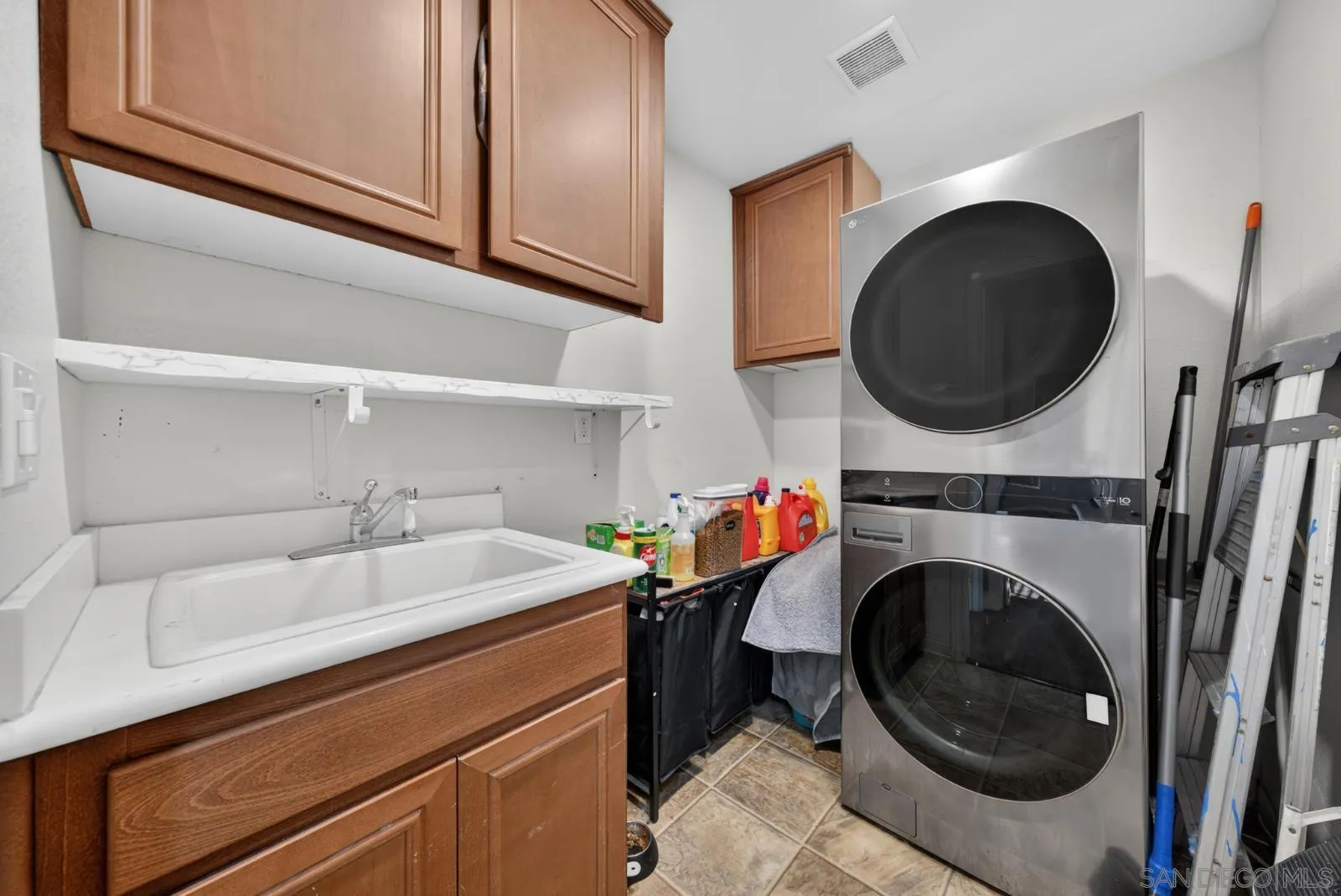 5192 Bay Crest