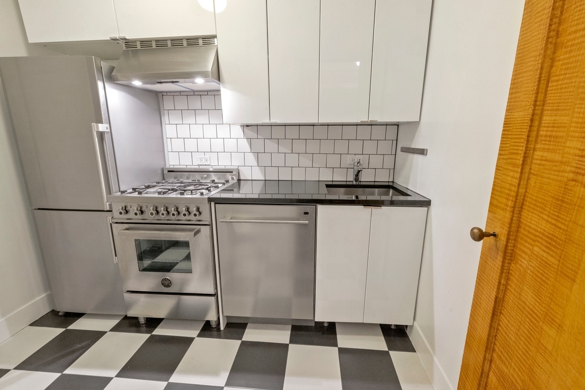 424 E 52ND Street 3D