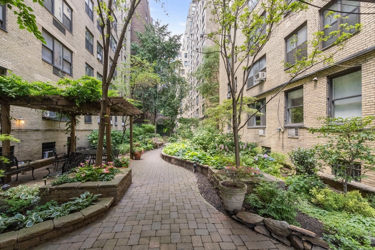 424 E 52ND Street 3D