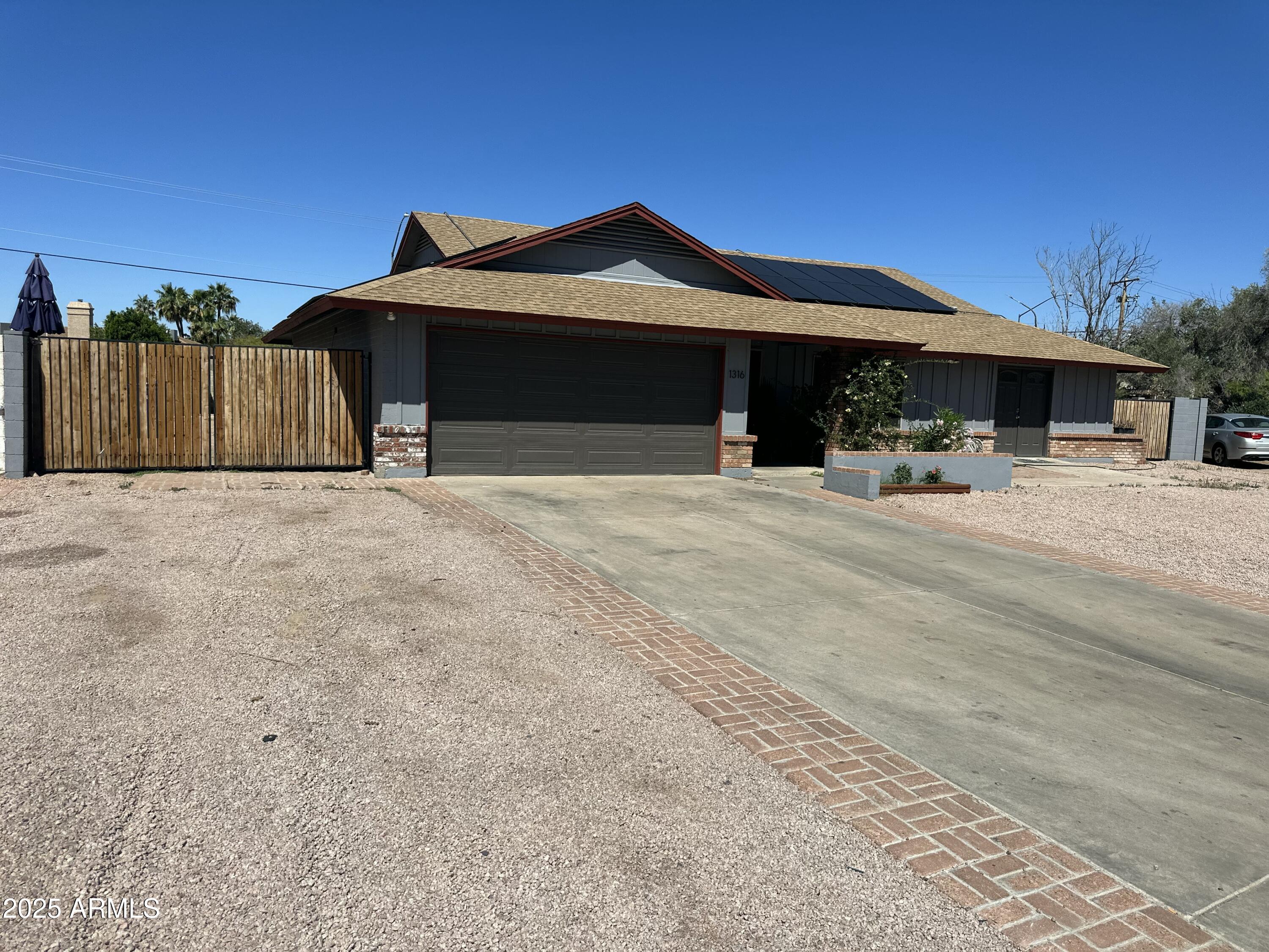 1316 N SPRING Circle